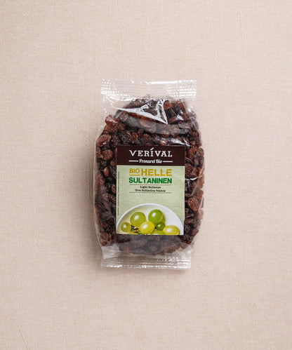 Eine Packung Sultaninen von Verival Bio, ideal als Bio-Backzutat, präsentiert auf beigem Untergrund.