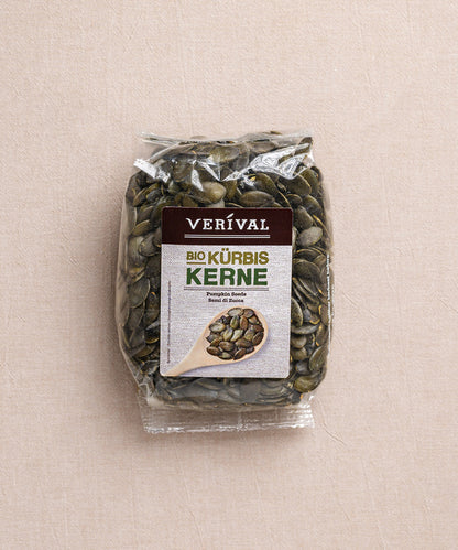 Eine Packung mit Kürbiskerne von Verival Bio GmbH, reich an essentiellen Nährstoffen.
