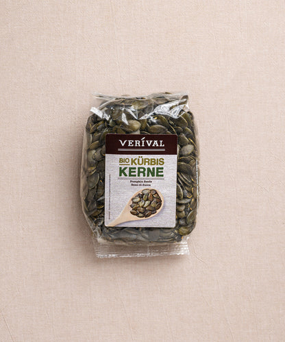 Tüte Kürbiskerne der Verival Bio GmbH auf beigem Hintergrund.