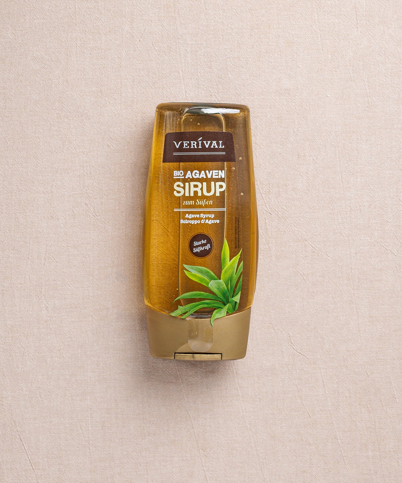 Eine Agavensirup-Flasche von Verival Bio mit goldenem Verschluss. Dieses pflanzliche Süßungsmittel stammt aus biologischem Anbau.