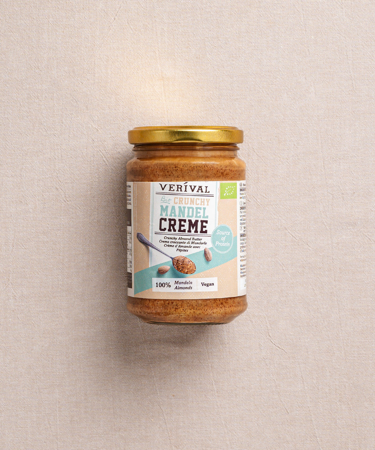 Ein Glas Crunchy Protein Mandelcreme der Verival Bio GmbH. Das Etikett hebt italienische Mandeln, vegane Zutaten und eine knusprige Textur hervor – ideal als Protein-Topping zum Verfeinern deiner Mahlzeiten.