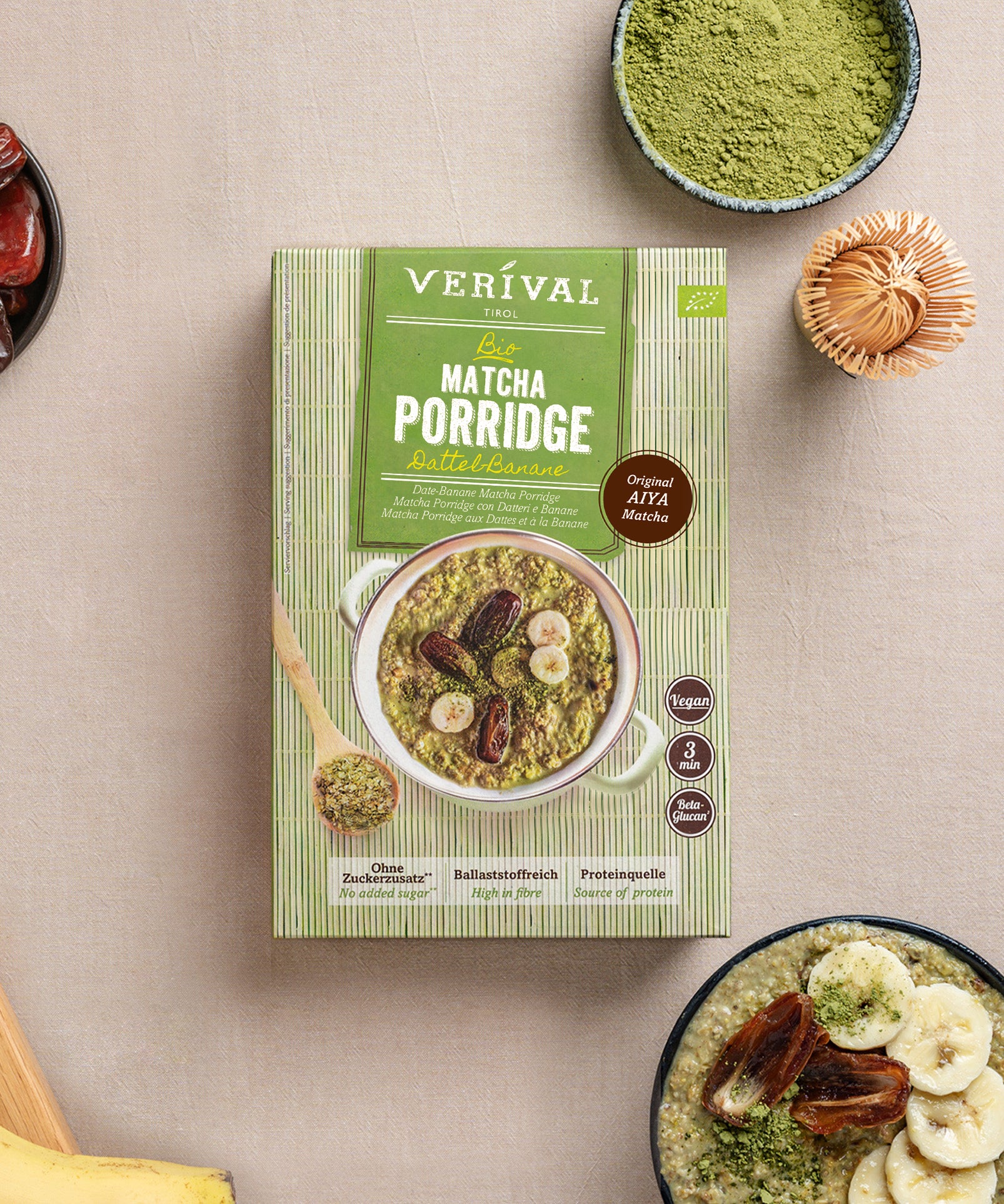 Abgebildet ist eine Packung Bio Matcha Porridge Dattel-Banane der Verival Bio GmbH mit veganen Zutaten wie Matcha-Pulver, Datteln, Banane und einer Schüssel des zubereiteten Porridges.
