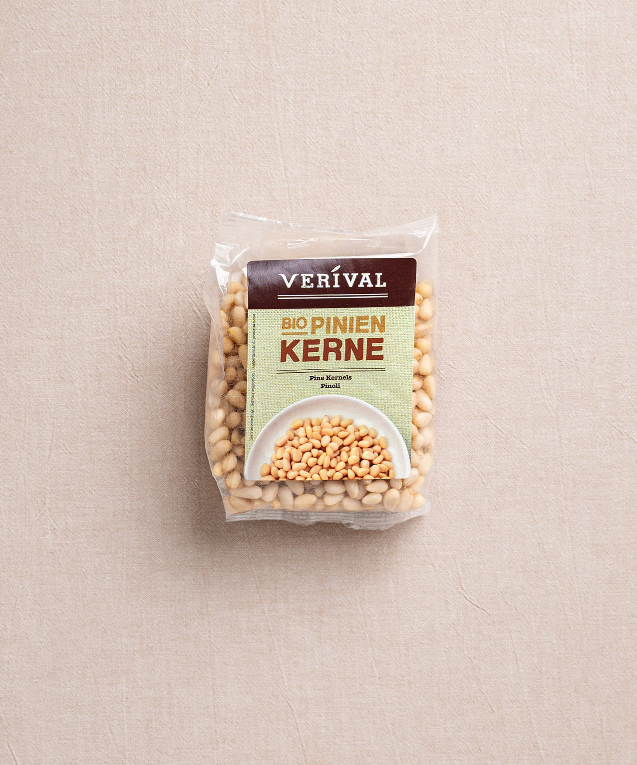 Die Bio-Pinienkerne von Verival Bio werden elegant vor einem neutralen Hintergrund präsentiert.