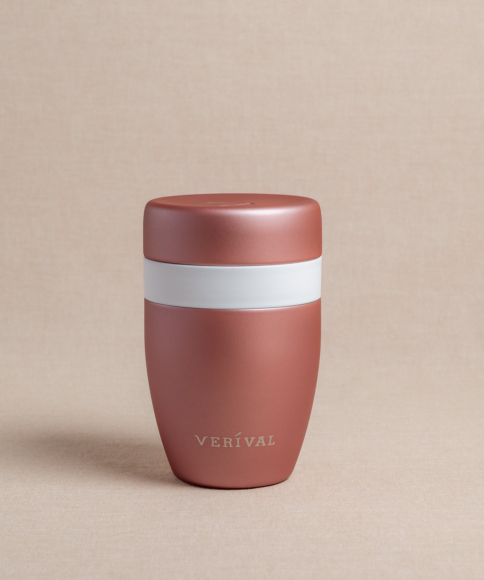 Ein roségoldfarbener FLSK Thermosbecher To Go, verziert mit einem weißen Streifen und der Aufschrift „Verival“.