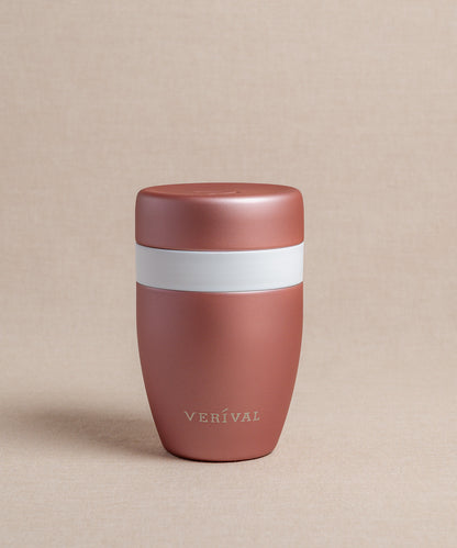Ein roségoldfarbener FLSK Thermosbecher To Go, verziert mit einem weißen Streifen und der Aufschrift „Verival“.