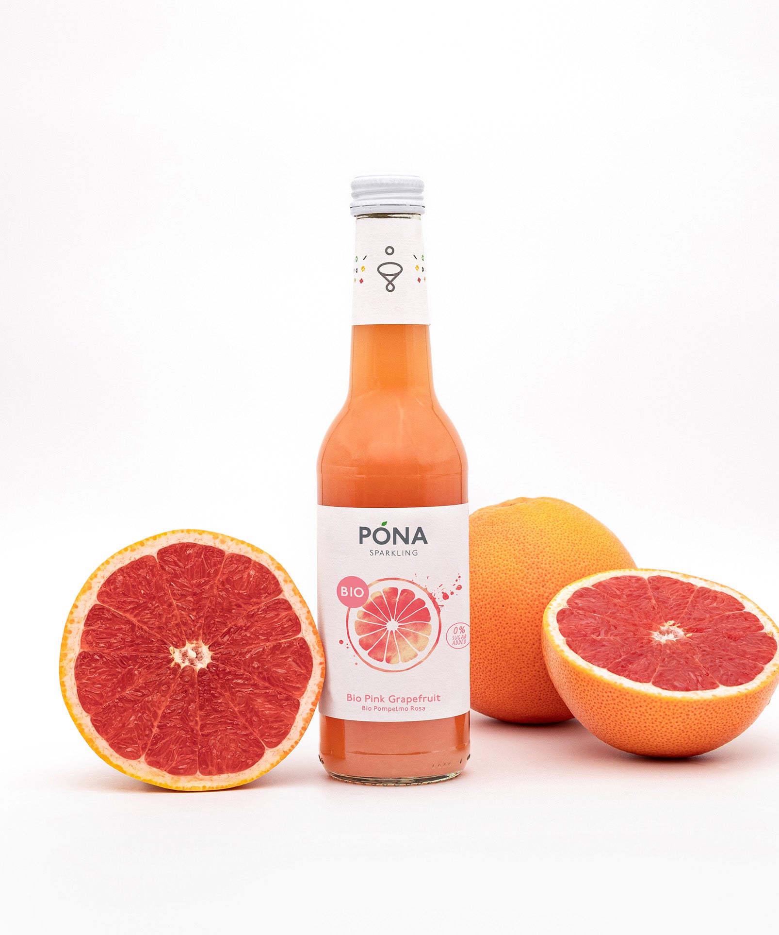 Ein PONA Pink Grapefruit-Getränk von Wonderful Biodrinks GmbH ist elegant zwischen zwei halbierten und einer ganzen Grapefruit auf einem makellos weißen Hintergrund platziert. Das farbenfrohes Etikett betont die Bio-Fruchtsaftmischung mit spritzigem Gebirgsquellwasser.