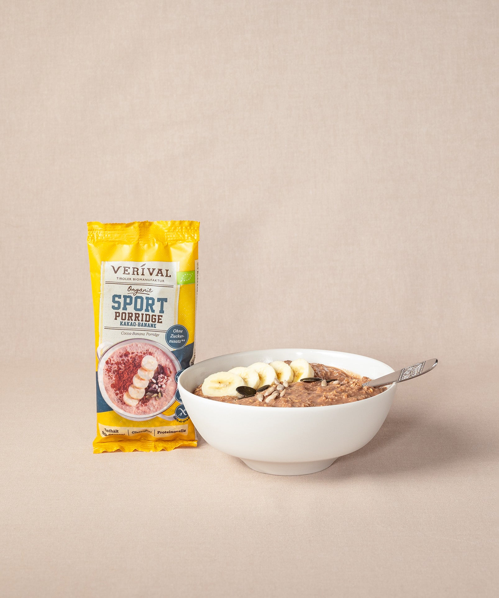 Porridge in der Verival Porridge Bowl, gefertigt aus nachhaltigem Porzellan. Daneben steht das Verival Sport Porridge.